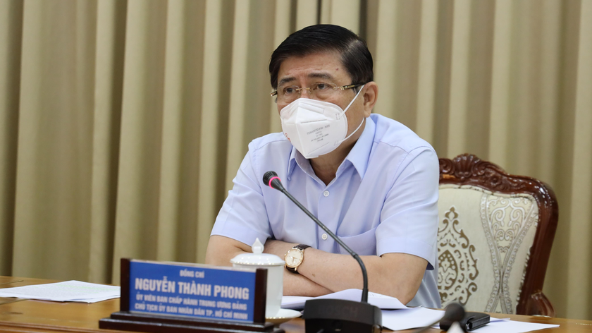 Chủ tịch Nguyễn Thành Phong quyết định tiếp tục giãn cách xã hội toàn TP HCM theo chỉ thị 15 thêm 2 tuần.