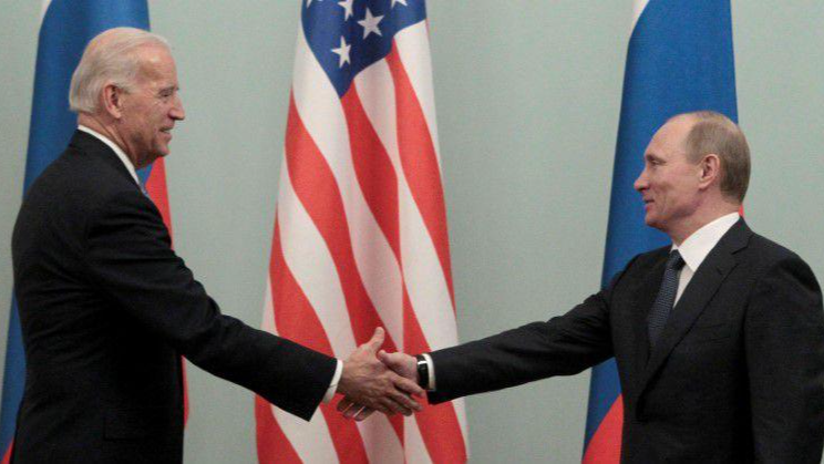 Ông Biden và ông Putin trong một lần gặp trước đó.