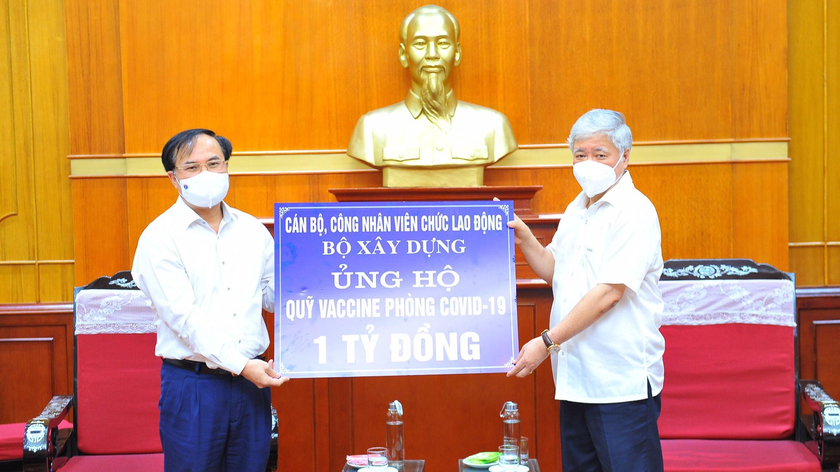 Thứ trưởng Bộ Xây dựng Nguyễn Văn Sinh trao tặng ủng hộ Quỹ Vaccine phòng COVID-19 số tiền 1 tỷ đồng. 