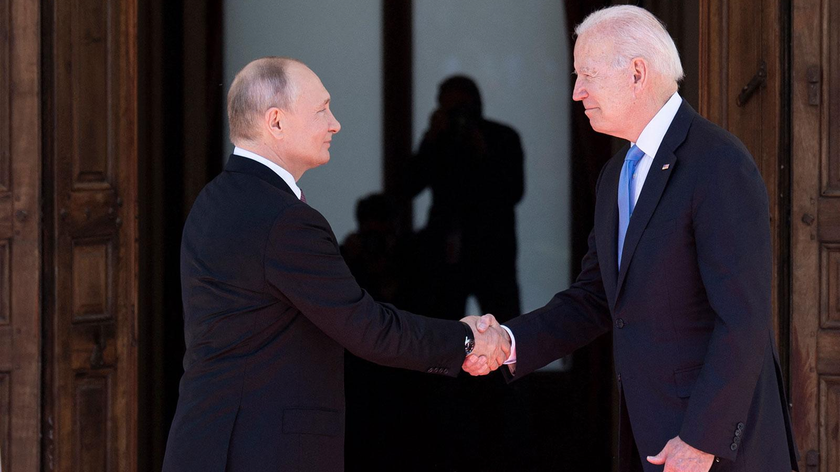 Tổng thống Putin (trái) và Tổng thống Biden (phải) bên ngoài biệt thự Villa La Grange ngày 16/6.