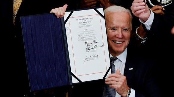 Tổng thống Mỹ Joe Biden trong lễ ký Đạo luật Ngày độc lập quốc gia Juneteenth ở Nhà Trắng ngày 17/6 - Ảnh: REUTERS