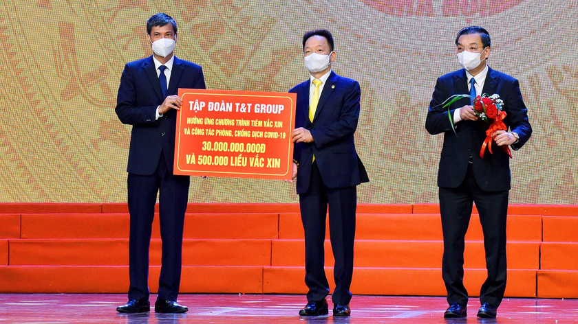 Ông Đỗ Quang Hiển, Chủ tịch HĐQT kiêm Tổng Giám đốc Tập đoàn T&T Group (đứng giữa), trao ủng hộ 30 tỷ đồng cho Chương trình “Hà Nội chung tay hành động đẩy lùi dịch COVID-19 cho Lãnh đạo TP Hà Nội.