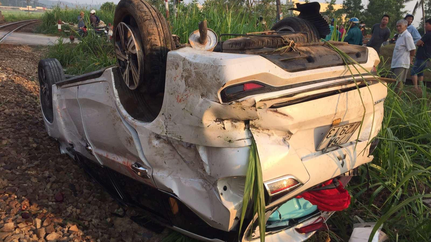 Khởi tố 2 nhân viên đường sắt vụ tai nạn tàu hàng đâm ô tô tại Quảng Ngãi