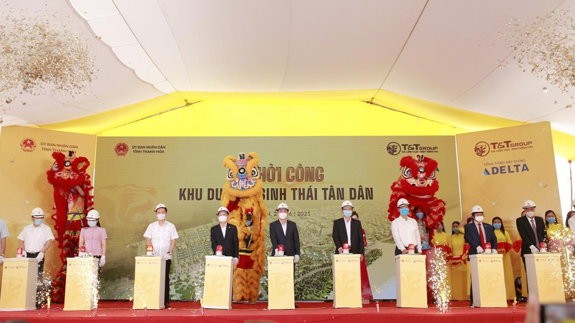Ông Đỗ Quang Hiển, Chủ tịch HĐQT kiêm Tổng Giám đốc Tập đoàn T&T Group và các đại biểu bấm nút khởi công dự án Khu du lịch sinh thái Tân Dân