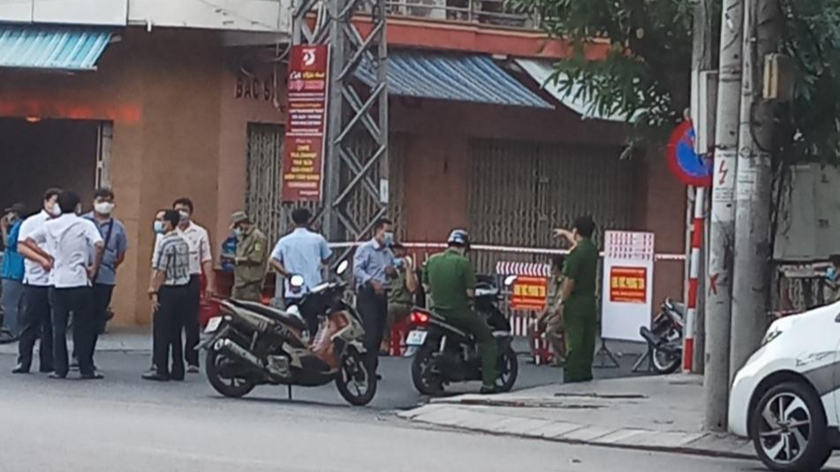 Phong tỏa khu vực đường Trần Quý Cáp vào chiều ngày 24/6.