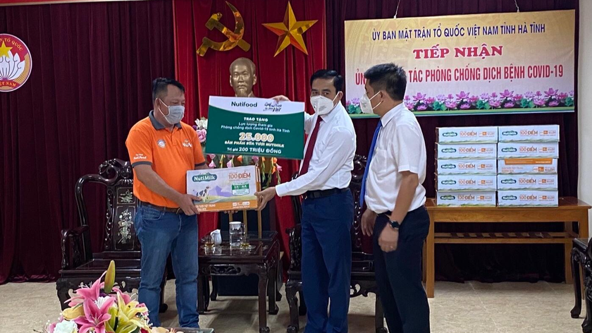Đại diện Quỹ Phát triển Tài năng Việt của Ông Bầu trao tặng 25.000 sản phẩm sữa tươi NutiMilk cho đại diện tỉnh Hà Tĩnh.