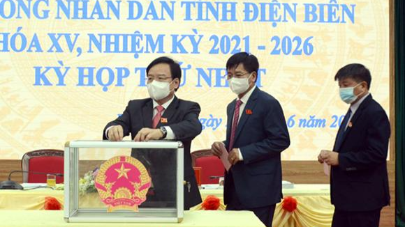 Đại biểu HĐND tỉnh Điện Biên khóa XV bỏ phiếu bầu Chủ tịch UBND tỉnh nhiệm kỳ 2021 - 2026.