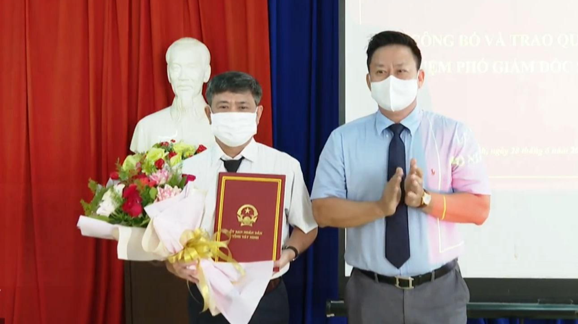 Chủ tịch UBND tỉnh Tây Ninh Nguyễn Thanh Ngọc trao quyết định bổ nhiệm chức vụ Phó Giám đốc Sở Tư pháp tỉnh Tây Ninh cho ông Nguyễn Thành Lũy.