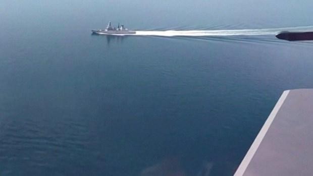 Hình ảnh từ đoạn băng của quân đội Nga, cho thấy tàu khu trục HMS Defenfender ở ngoài khơi gần Bán đảo Crimea hồi tuần trước. 