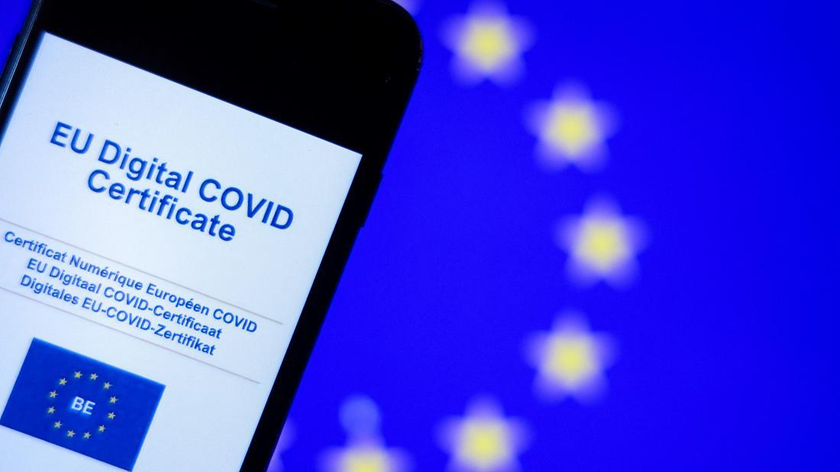 Chứng nhận COVID-19 được áp dụng tại EU từ 1/7. Ảnh: EPA 