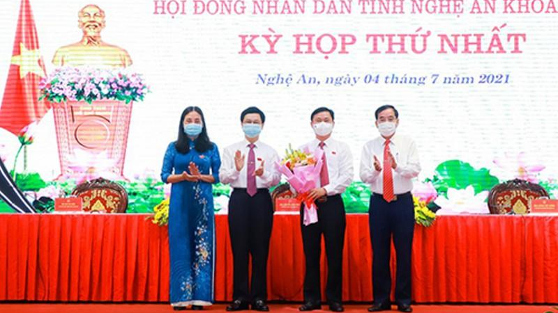 Lãnh đạo HĐND tỉnh Nghệ An khóa XVII tặng hoa chúc mừng ông Thái Thanh Quý được bầu giữ chức Chủ tịch HĐND tỉnh Nghệ An khóa XVIII.