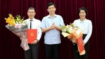 Thứ trưởng Bộ GTVT Lê Anh Tuấn trao quyết định bổ nhiệm cho bà Lê Thị Thu Hương và ông Dương Thanh Hưng.