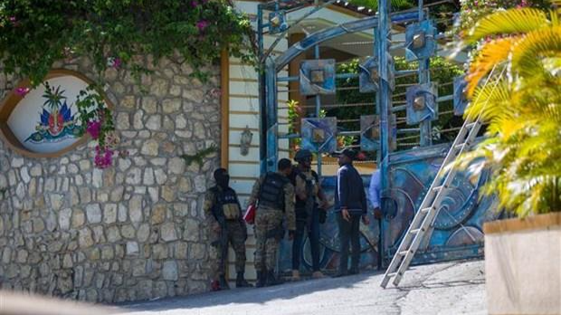 Binh sỹ gác bên ngoài hiện trường vụ ám sát Tổng thống Jovenel Moise tại Port-au-Prince, ngày 7/7/2021. (Ảnh: THX/ TTXVN)