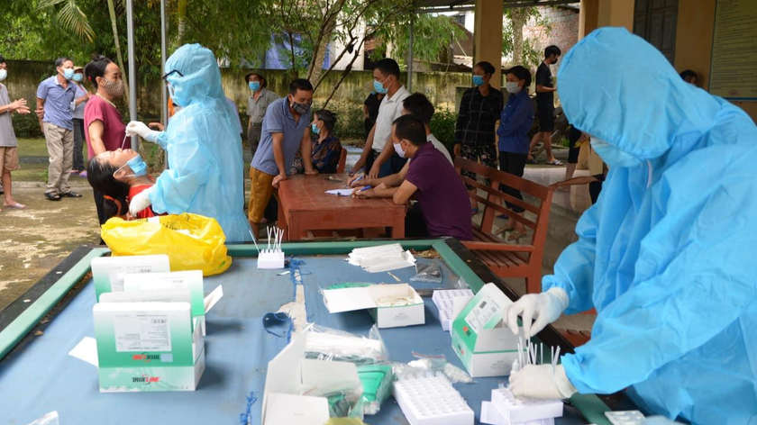 Cơ quan y tế đang lấy mẫu xét nghiệm cho người dân địa phương xã Xuân Giang, Thọ Xuân, Thanh Hoá.