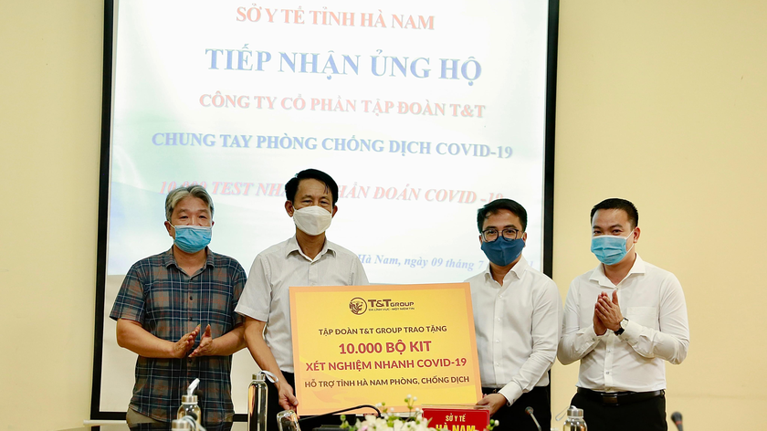 Đại diện Tập đoàn T&T Group trao tặng tại tỉnh Hà Nam.