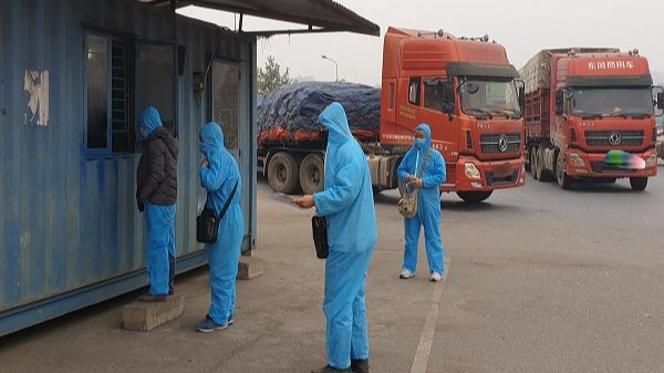 Lái xe tải và người trên xe phải test nhanh SARS-CoV-2 khi đến Lào Cai