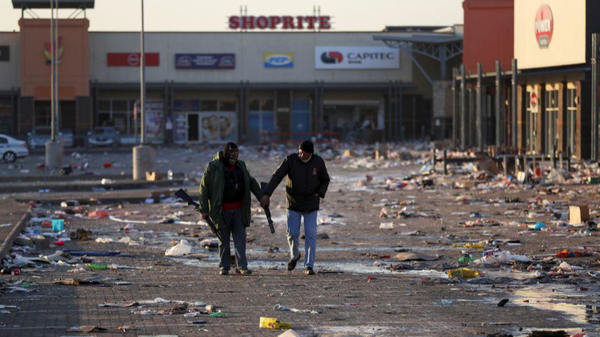 Một trung tâm mua sắm tại Nam Phi bị phá hủy hoàn toàn (Ảnh: Reuters)