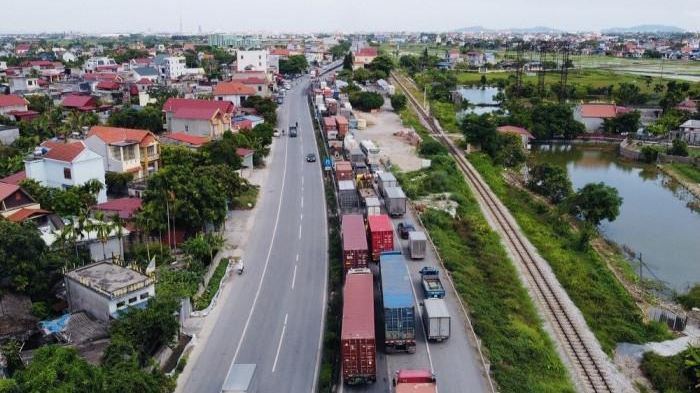 Có thời điểm, Quốc lộ 5 bị ùn tắc kéo dài gần 10km từ Chốt kiểm soát dịch Covid-19 số 1 thuộc huyện An Dương, TP Hải Phòng đến đoạn sang địa phận huyện Kim Thành, tỉnh Hải Dương.