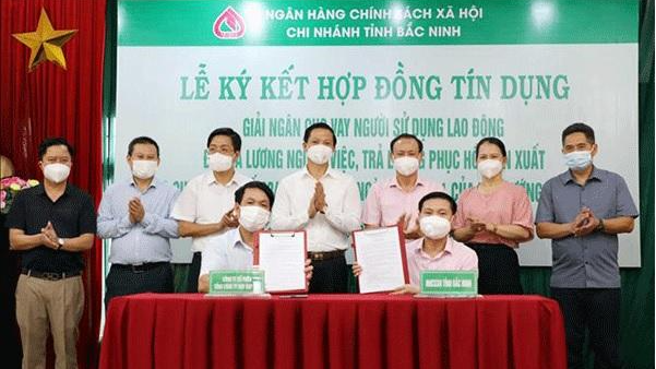 Chi nhánh NHCSXH tỉnh Bắc Ninh ký hợp đồng tín dụng, giải ngân cho vay Công ty cổ phần May Đáp Cầu và Công ty TNHH Viet Pacific Clothing đợt đầu vào ngày 27/7 là 16,135 tỷ đồng để trả lương phục hồi sản xuất cho 4.116 lao động.