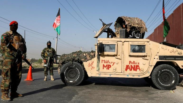 Quân đội Afghanistan gác trên một tuyến đường ở Kabul. Ảnh: Reuters.