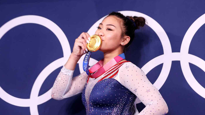 Vận động viên Sunisa Lee đoạt Huy chương Vàng toàn năng thể dục dụng cụ nữ tại Thế vận hội Tokyo 2020. Ảnh: Reuters