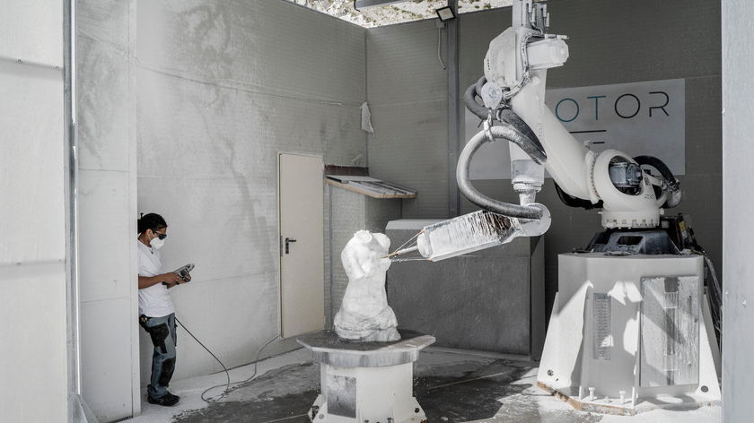 Một kỹ thuật viên làm việc với một robot điêu khắc ở Carrara, Tuscany, Ý. Ảnh: The New York Times.