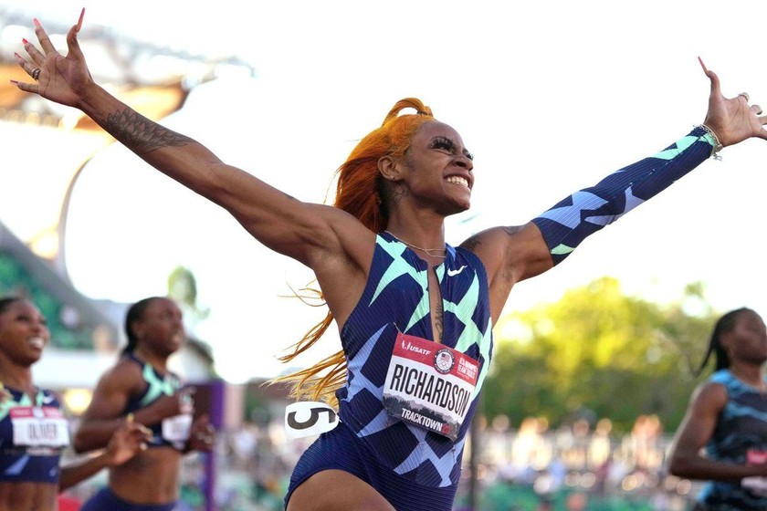 Sha'Carri Richardson ăn mừng sau khi giành chiến thắng ở cự ly 100m nữ trong cuộc thi Olympic Trials của Mỹ tại Hayward Field