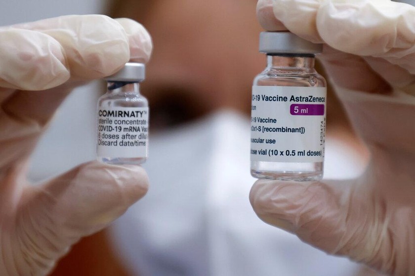 Lọ vaccine của Pfizer và AstraZeneca được trưng bày ở Berlin vào tháng 4 (Ảnh: Fabrizio Bensch / Reuters)