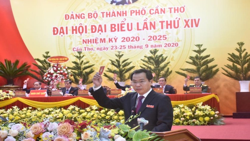 Ông Lê Quang Mạnh biểu quyết tại Đại hội Đảng bộ TP Cần Thơ.