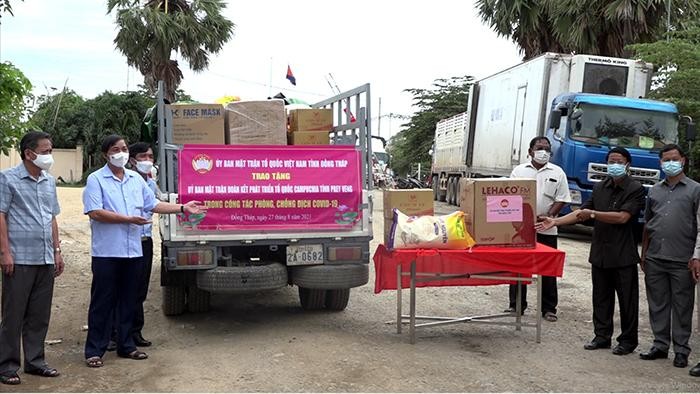 Đồng Tháp hỗ trợ gạo, vật tư y tế cho PrâyVeng (Campuchia) chống dịch 