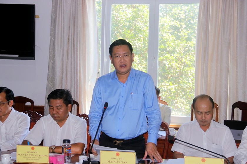Ông Mai Văn Tân – Giám đốc Sở GTVT tỉnh Hậu Giang trình bày những khó khăn, vướng mắc với Đoàn Công tác.