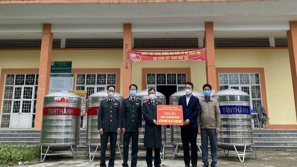 Đoàn công tác trao tặng 10 bồn nước inox cho người dân thôn Tu Thượng.