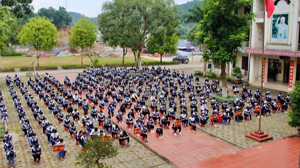 Hơn 600 học sinh và cán bộ, giáo viên, công nhân viên Trường THPT số 3 huyện Bảo Thắng tại buổi tuyên truyền pháp luật
