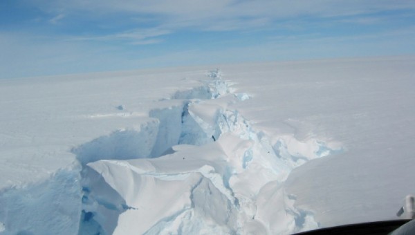 Tảng băng khổng lồ đang phá vỡ một phần Nam Cực
