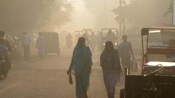 Ngày đầu tuần người dân Ấn Độ nghẹt thở trong khói bụi