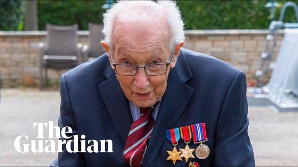 Cựu chiến binh 99 tuổi quyên góp tiền cho Dịch vụ Y tế Quốc gia bằng cách đi bộ