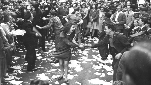 Chùm ảnh: Niềm hân hoan trong Ngày Chiến thắng ở châu Âu 1945