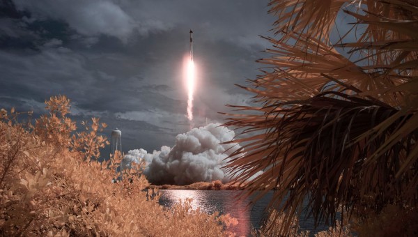  Tên lửa SpaceX Falcon 9 mang theo tàu vũ trụ của phi hành đoàn Crew Dragon