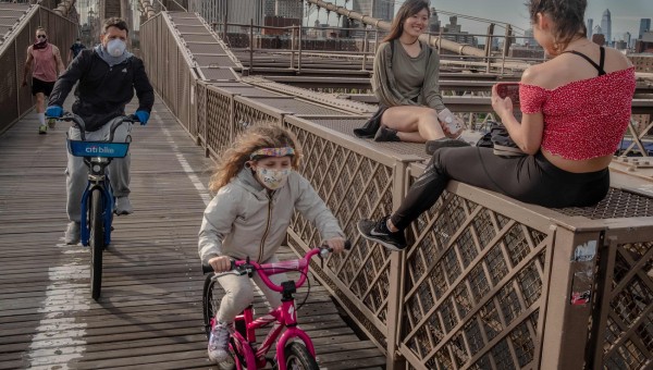 Mọi người đạp xe và chụp ảnh trên cầu Brooklyn.