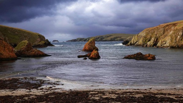 Vịnh Spiggie, nằm trên bán đảo phía nam của Shetland, Scotland.
 
