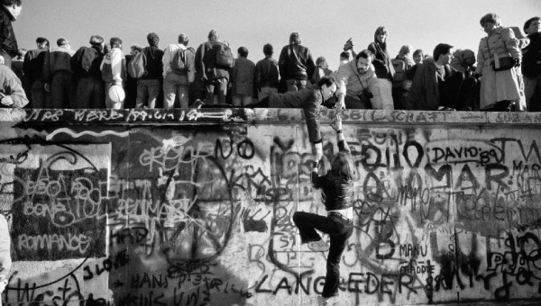 Đám đông tụ tập trên đỉnh Bức tường Berlin vào sáng ngày 10/11/1989, khi người Đông Berlin lần đầu tiên được phép đi sang phía Tây.