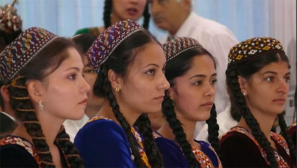 Phụ nữ Turkmen trẻ, chưa lập gia đình đội chiếc mũ truyền thống. 