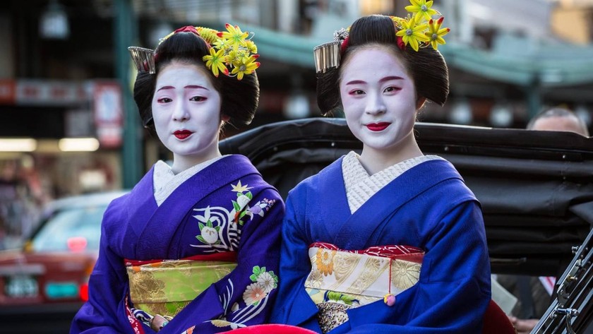 Geisha: Ngắm nhìn dung nhan tuyệt đẹp của phụ nữ Nhật Bản trong nghề nghiệp truyền thống của họ. Và không chỉ vẻ ngoài nữ tính, Geisha còn được biết đến với tài năng âm nhạc và văn chương.