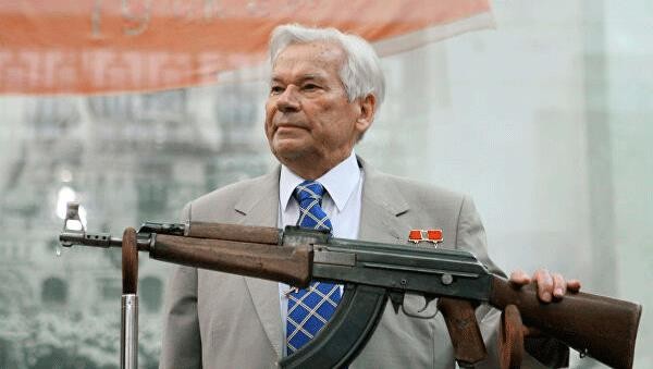 Mikhail Kalashnikov và súng trường AK-47.