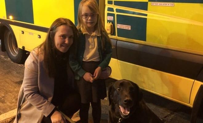 Mia Ellery, bé Honour và chú chó Bentley.