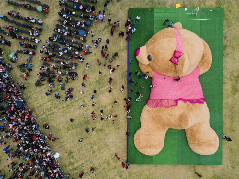 Đây là chú gấu bông được làm bởi các tổ chức tại Mexico để mừng ngày Lễ dành cho Trẻ em vào 28/04/2019. Các số đo của gấu khổng lồ: Dài hơn 19 mét và nặng khoảng 4 tấn.