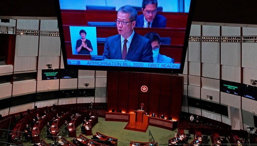 Người đứng đầu cơ quan tài chính thuộc chính quyền Hồng Kông, ông Paul Chan, công bố kế hoạch trong một bài phát biểu về ngân sách vào sáng hôm nay (26/2). Ảnh: Bloomberg.
