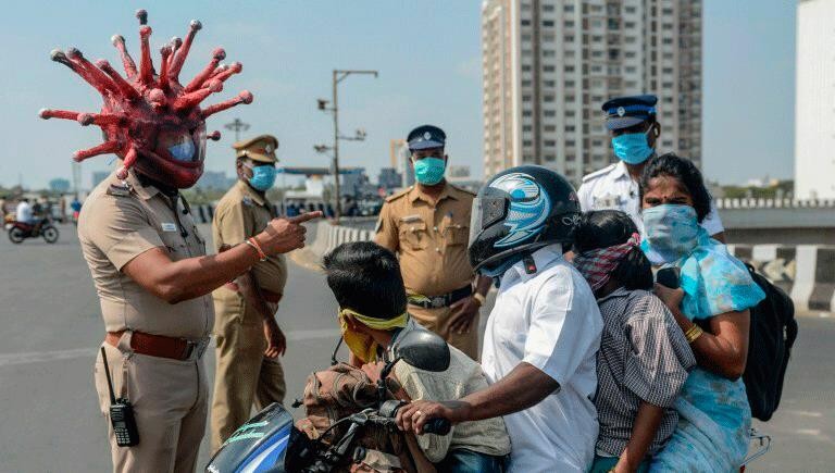 Cảnh sát Rajesh Babu làm nhiệm vụ với chiếc mũ bảo hiểm lạ. Ảnh: Reuters.
