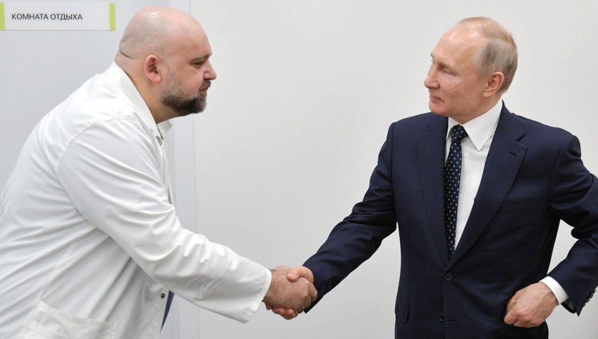 Bác sĩ Denis Protsenko đã trò chuyện và bắt tay với Tổng thống Putin khi cả hai đều không sử dụng thiết bị bảo hộ y tế.
