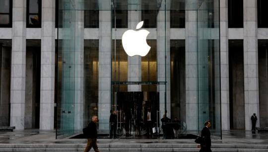 Apple đã tặng 20 triệu mặt nạ N95 cho các tổ chức cần chúng. Ảnh: Reuters.